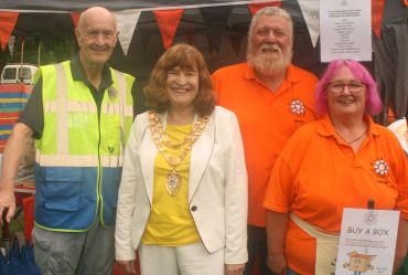 The Mayor visits the Friends of Shirley Park stand